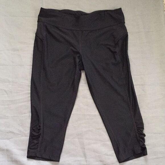 Black Compression Capris Sz Medium - Picture 1 of 6